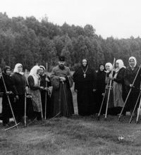 Архиепископ Алексий с Игуменией Варварой и сестрами