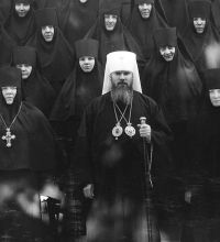 Митрополит Алексий с игуменией Варварой и сестрами